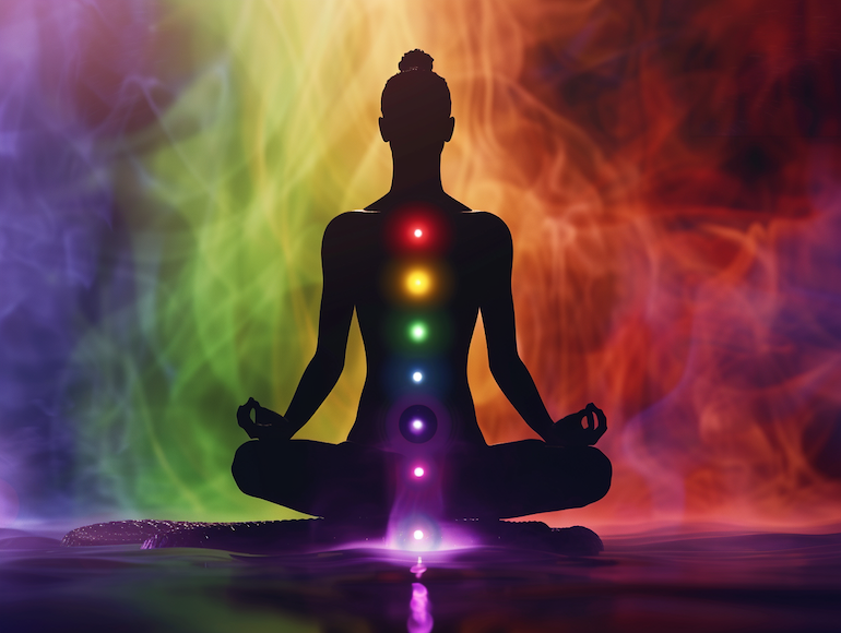 Silueta amb alineació de chakra, l'energia que es mou practicant Kundalini