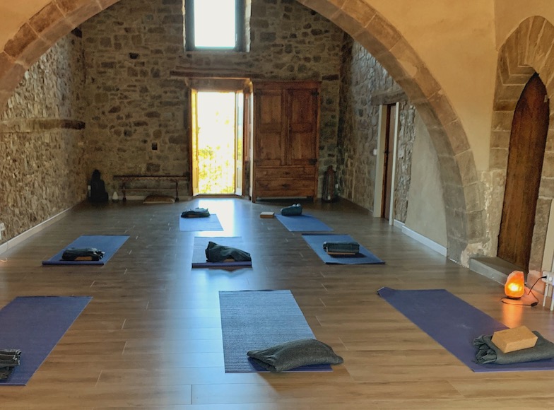 Imatge d'una classe buida de ioga